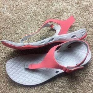 Columbia Women’s PFG T-Strap Sandals 10